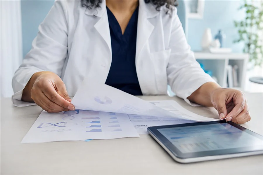 Cena ilustrativa de revisão e organização de relatórios médicos