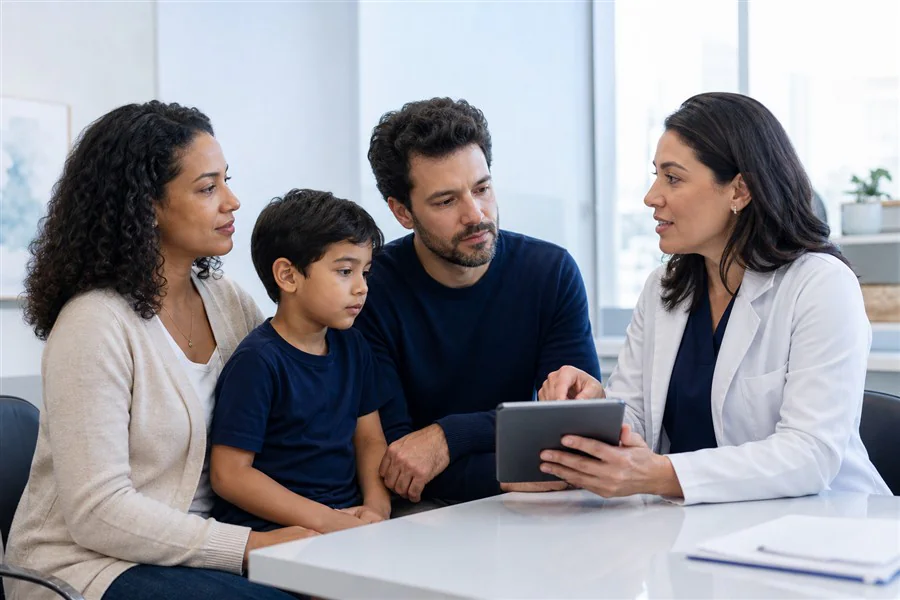 Cena ilustrativa de orientação médica a uma família